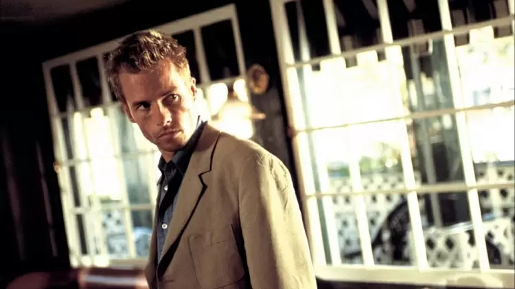 In Memento, what does Guy Pearce's Leonard Shelby suffer from?