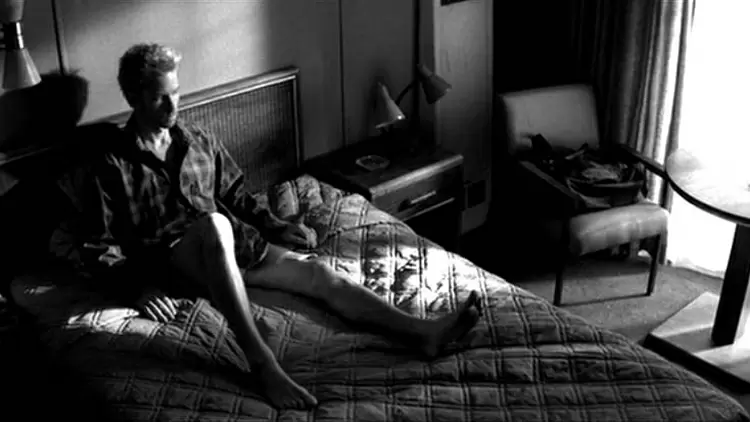 What technique does Leonard use for investigating his wife's murder?