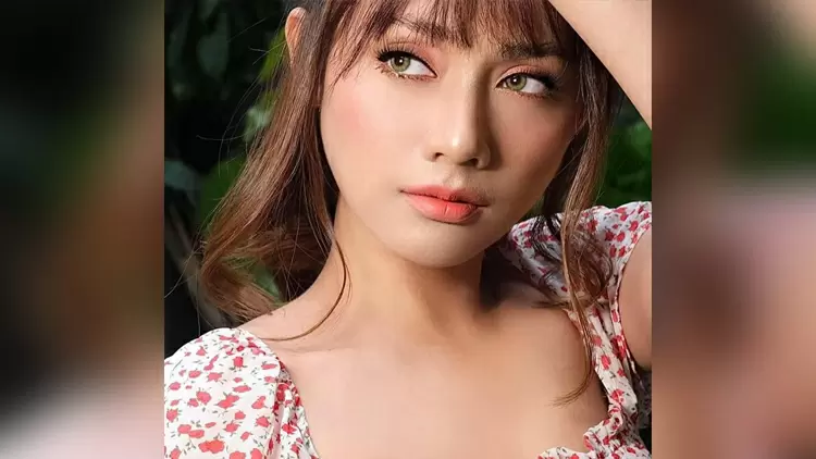 Which Asian country do you think the people in the following picture is from?