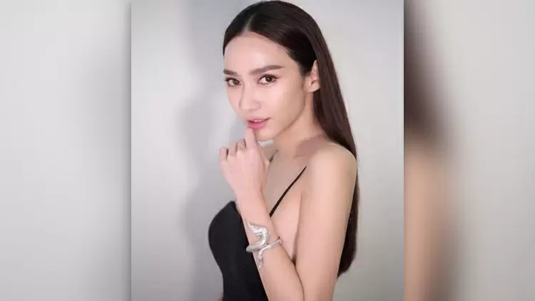 Which Asian country do you think the people in the following picture is from?