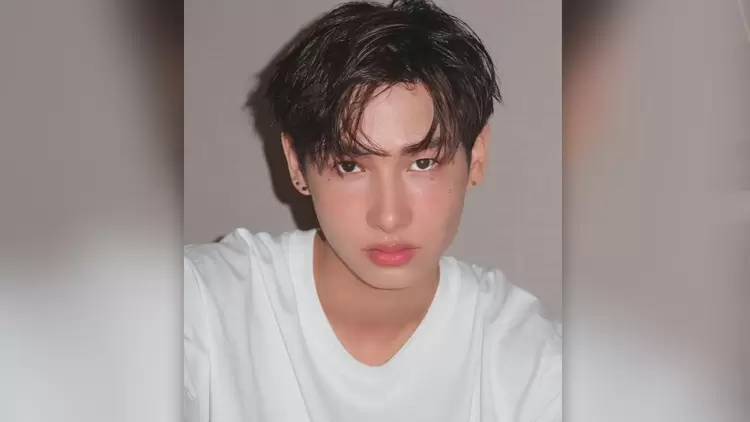 Which Asian country do you think the people in the following picture is from?