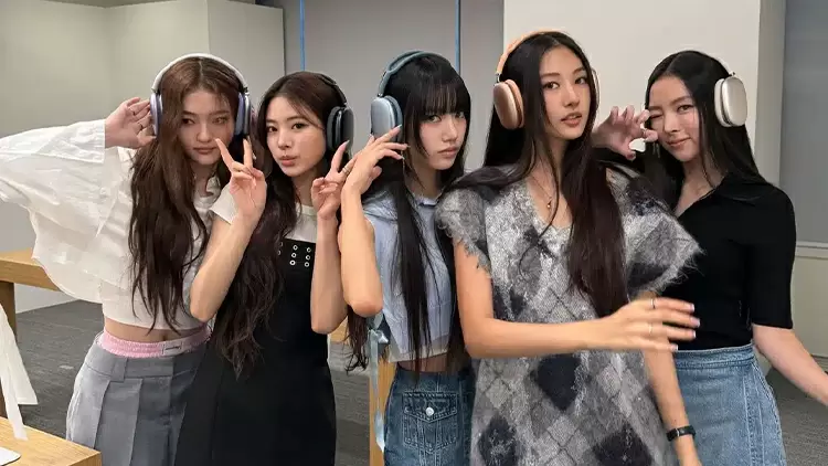 If I were chatting with MEOVV members on the K-pop messaging app Bubble, I would prefer to:  