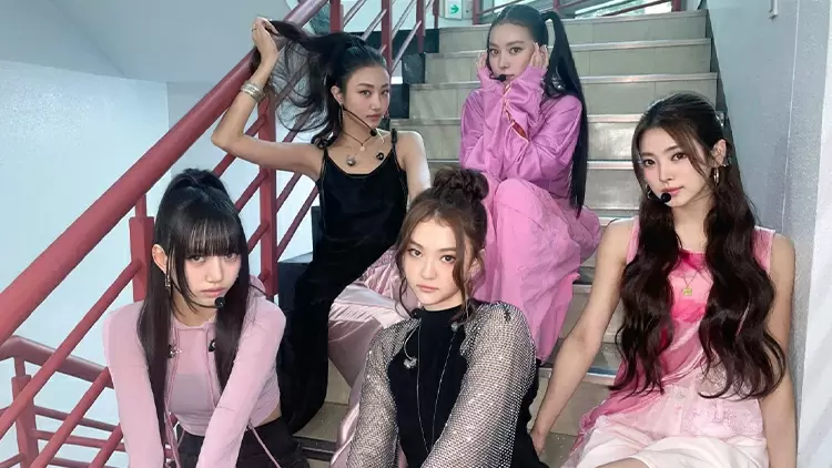 If I had the opportunity to design MEOVV's stage for a comeback performance, I would choose:  