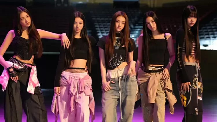 If MEOVV were to participate in a fashion-themed K-pop event, I would choose the following outfit style for them:  