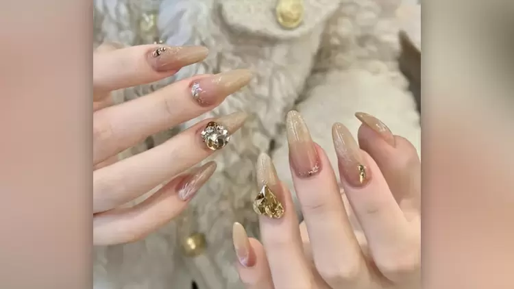 Embrace the warm and shimmery vibes of fall with these manicures. 