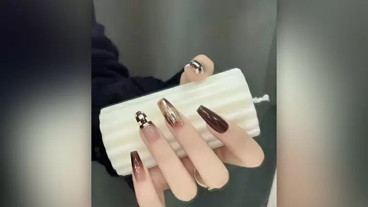 Classic plaid patterns in dark brown colors define these manicures, creating a fall and winter atmosphere. 