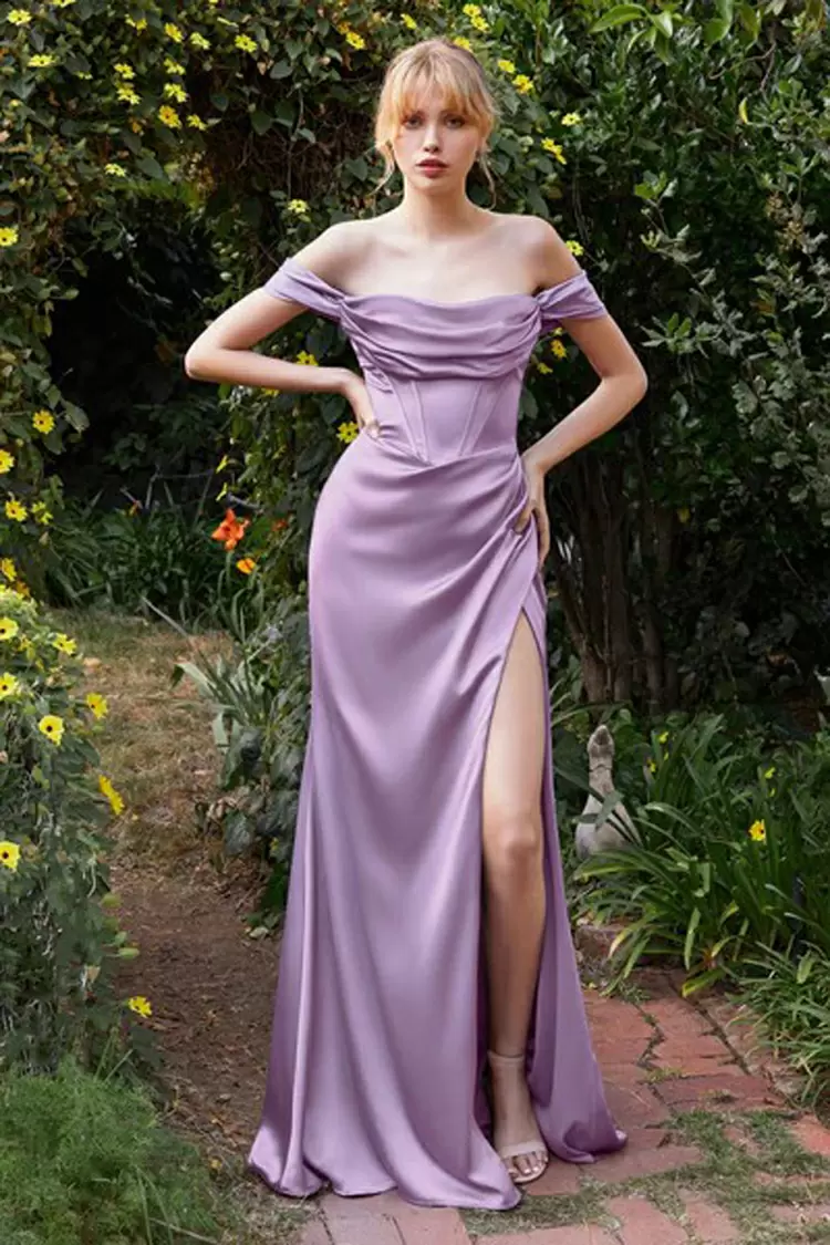 This evening gown in a soft and gentle mauve color emphasize the body curves in a subtle and elegant way.
