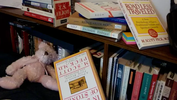 The books on the shelf have fallen over and look messy. Will you immediately tidy them up?