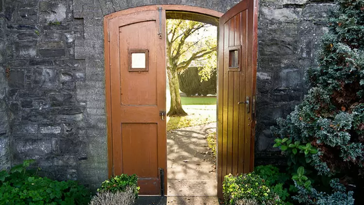 One day, you come across the entrance to a garden with the door ajar, surrounded by a tranquil silence. At this moment, you would: