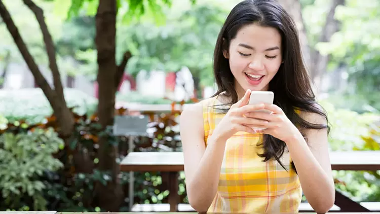 How comfortable are you with chatting with strangers?